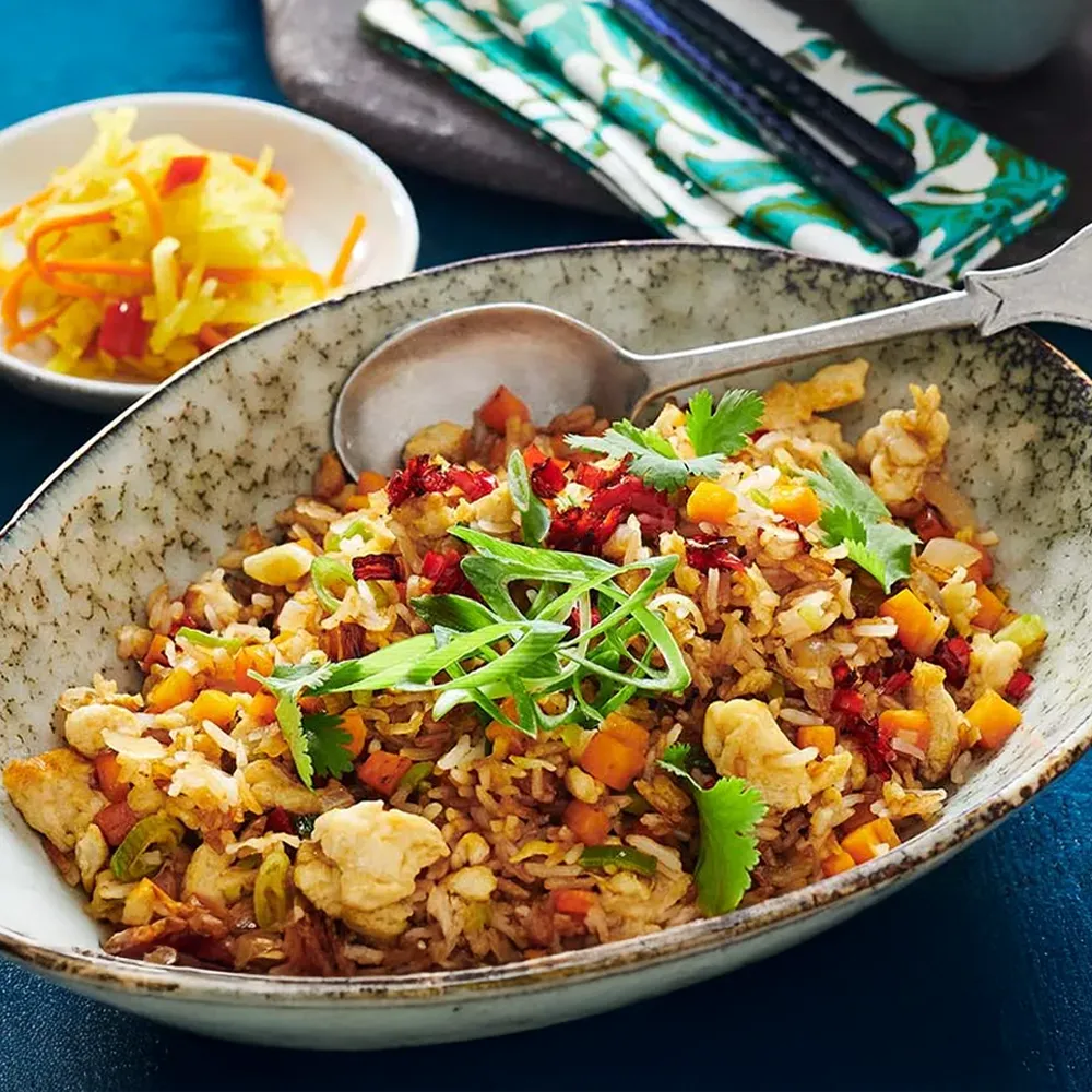 Riz frit aux œufs brouillés au wok avec légumes